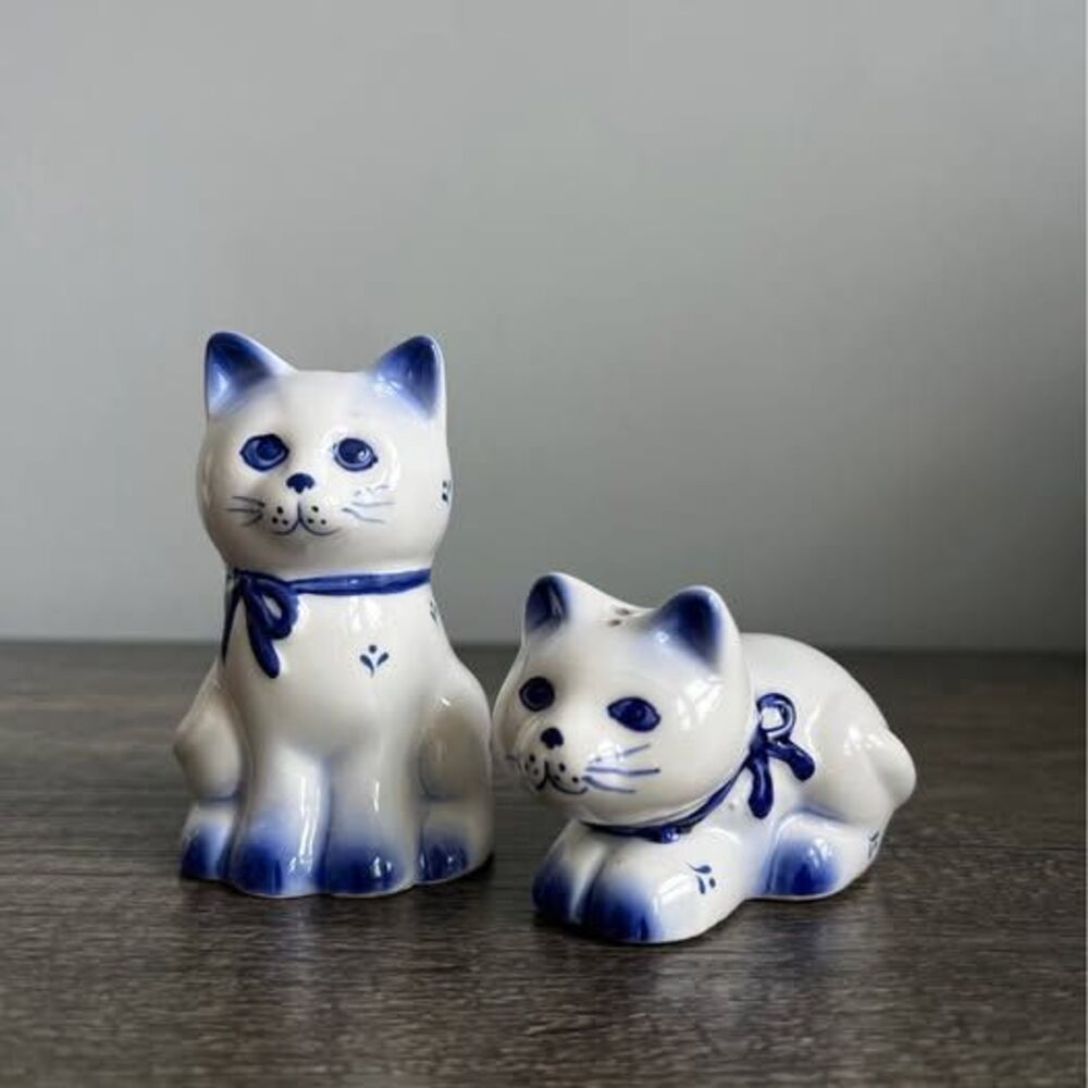 Vintage Blue and White Cat Salt & Pepper Shaker Set